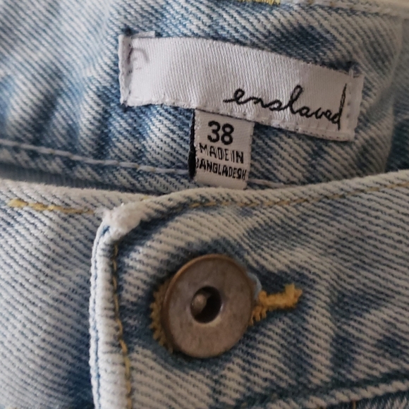 LIGHT STONEWASHED RIPPED JEAN SHORTS - Picture 5 of 9